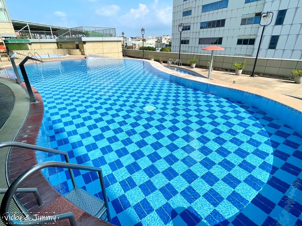 ４折爽住「台南星級飯店」！美拍戶外空中泳池，早餐Buffet牛肉湯吃到飽