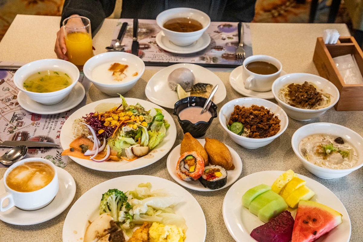 ４折爽住「台南星級飯店」！美拍戶外空中泳池，早餐Buffet牛肉湯吃到飽