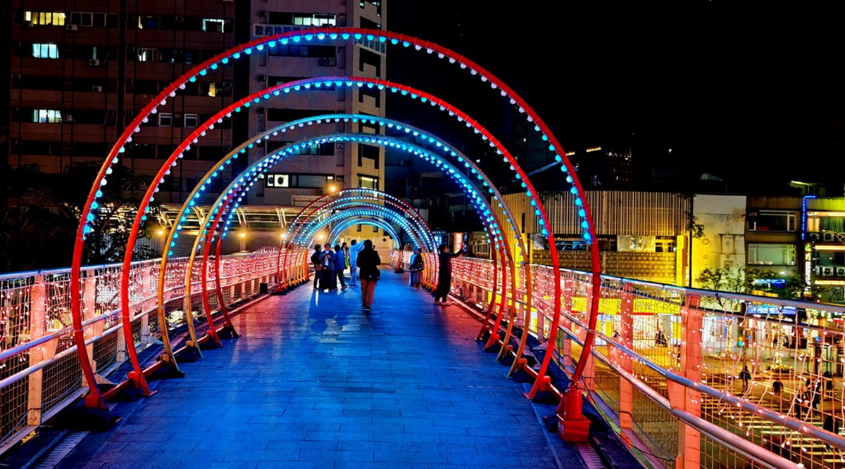 2026台北燈節攻略！西門展區「泡泡瑪特」、圓山花博「變形金剛」，免費領提燈