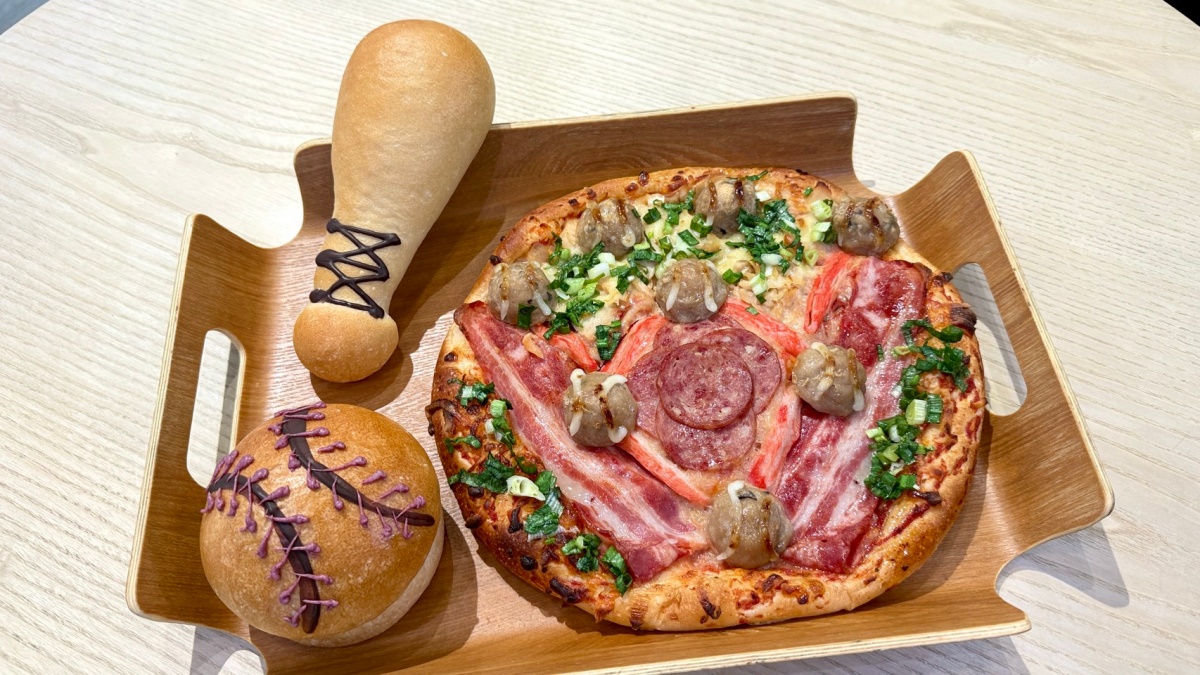 10吋「棒球大披薩」299元！家樂福４門市限定，加碼百款零食＋飲料買一送一