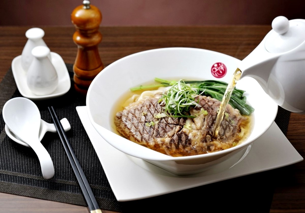 八方雲集開賣「帶骨牛小排」！350元爽吃厚切牛排，全台３間牛排麵必衝