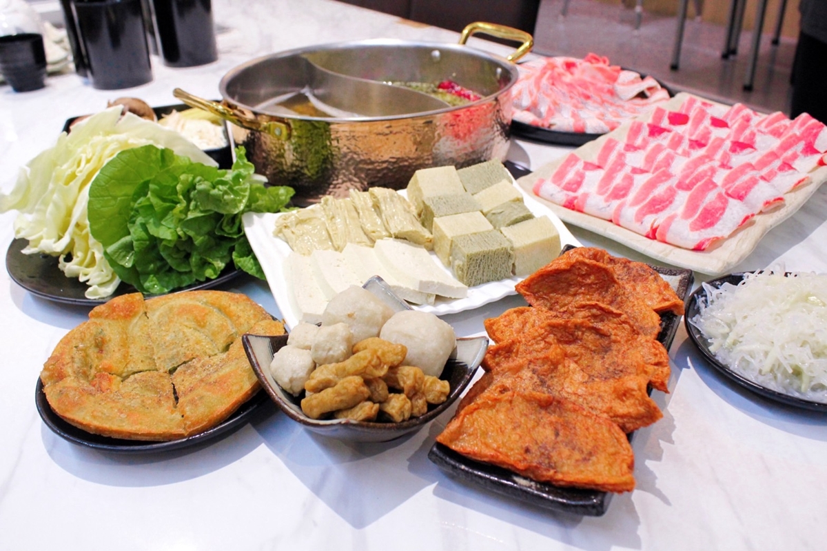 雙人套餐現折259元！板橋最強酸白菜鍋聯名60年老店，福州丸、味噌甜不辣入鍋