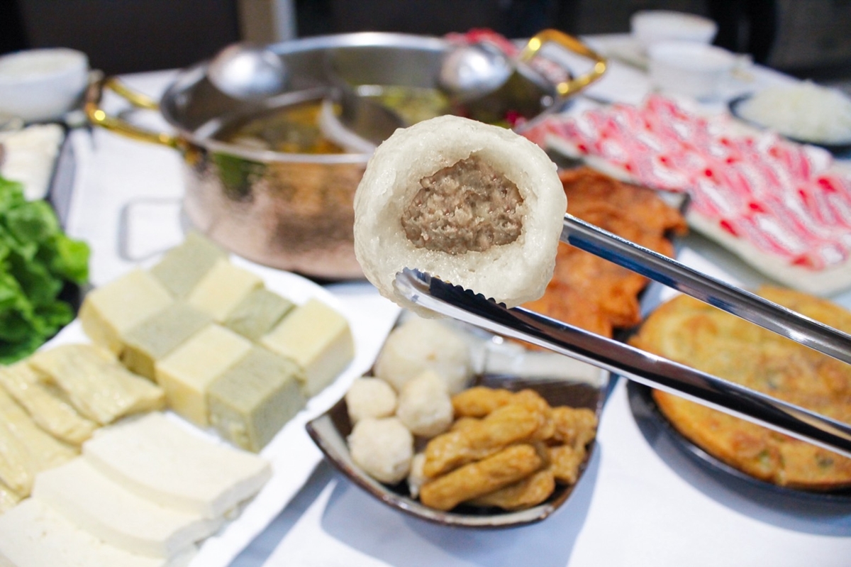雙人套餐現折259元！板橋最強酸白菜鍋聯名60年老店，福州丸、味噌甜不辣入鍋