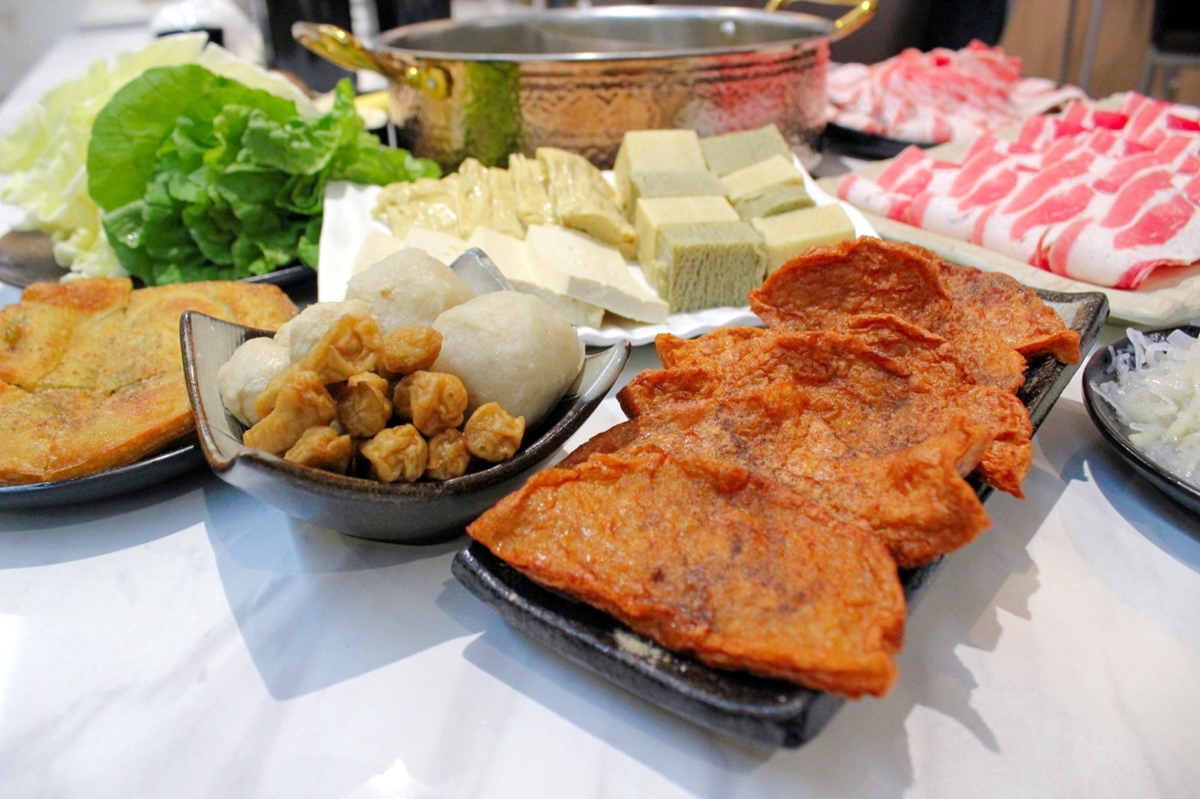 雙人套餐現折259元！板橋最強酸白菜鍋聯名60年老店，福州丸、味噌甜不辣入鍋