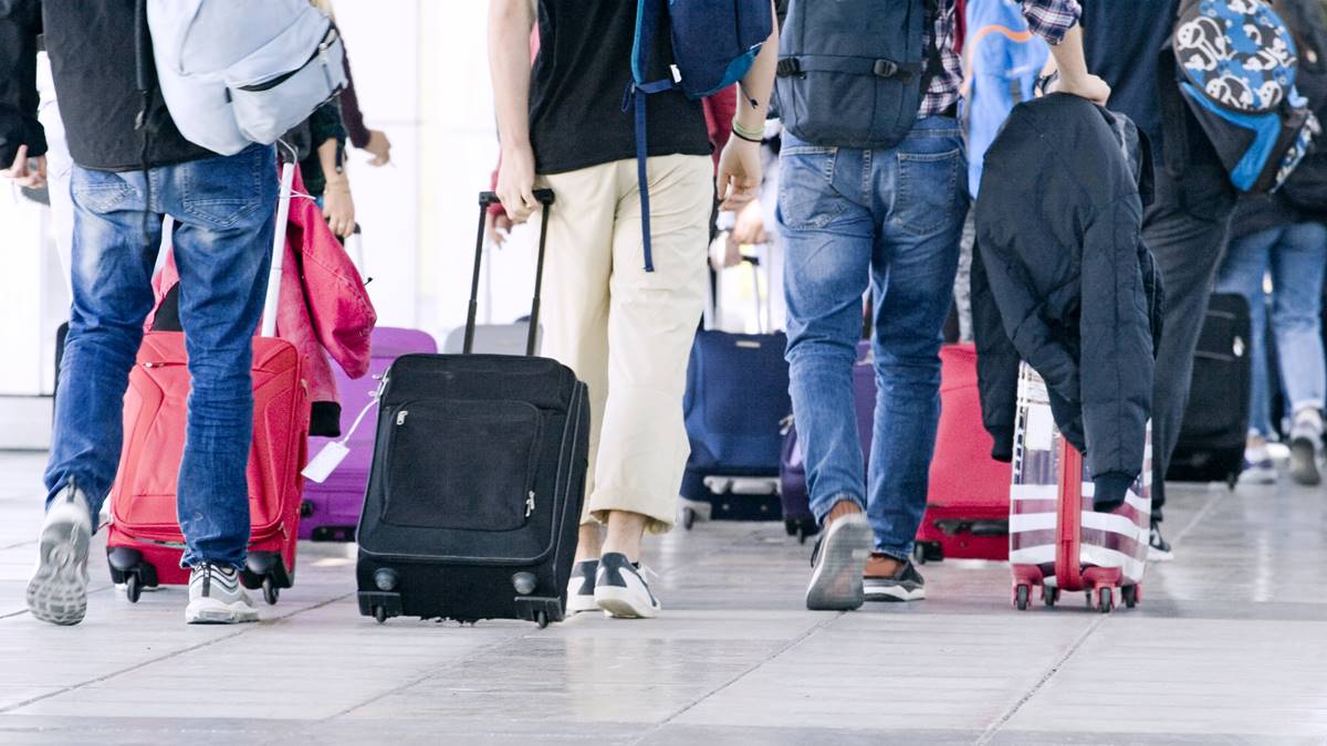 搭廉航行李箱破掉怎麼辦？原以為不會賠償，他「靠１招」成功換到新行李箱