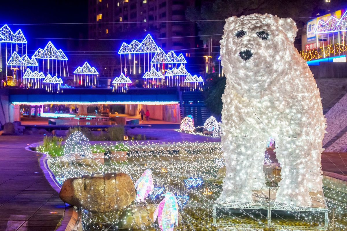 ３公尺北極熊出沒新北！最夢幻「情人節光雕展」本週點燈，限時１個月衝打卡