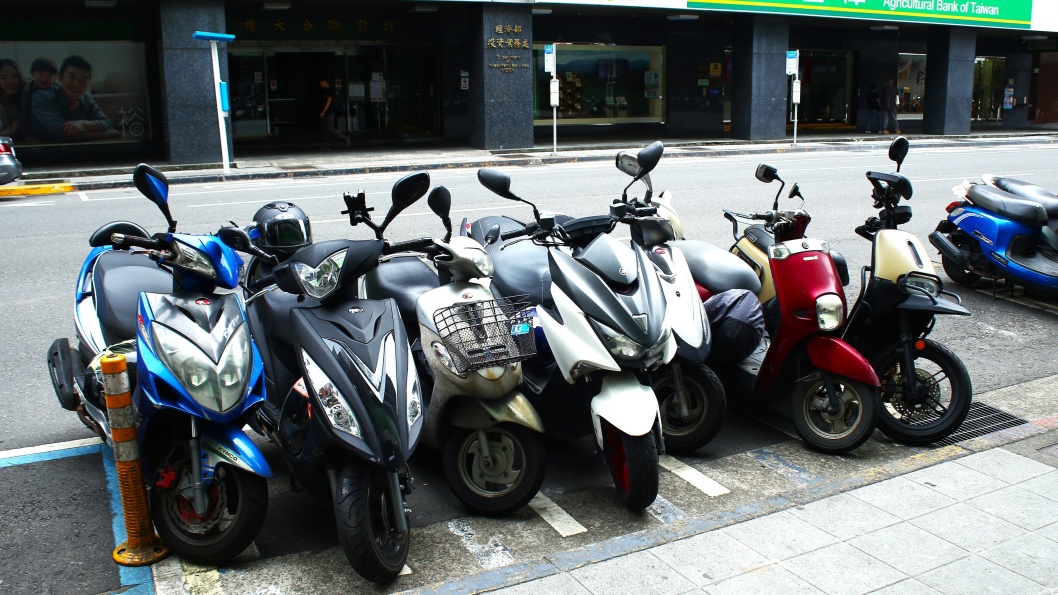 機車停車一定要立中柱?2狀況恐違規開罰1200元,加碼1招輕鬆停好車 機車停車一定要立中柱?2狀況恐違規開罰1200元,加碼1招輕鬆停好車