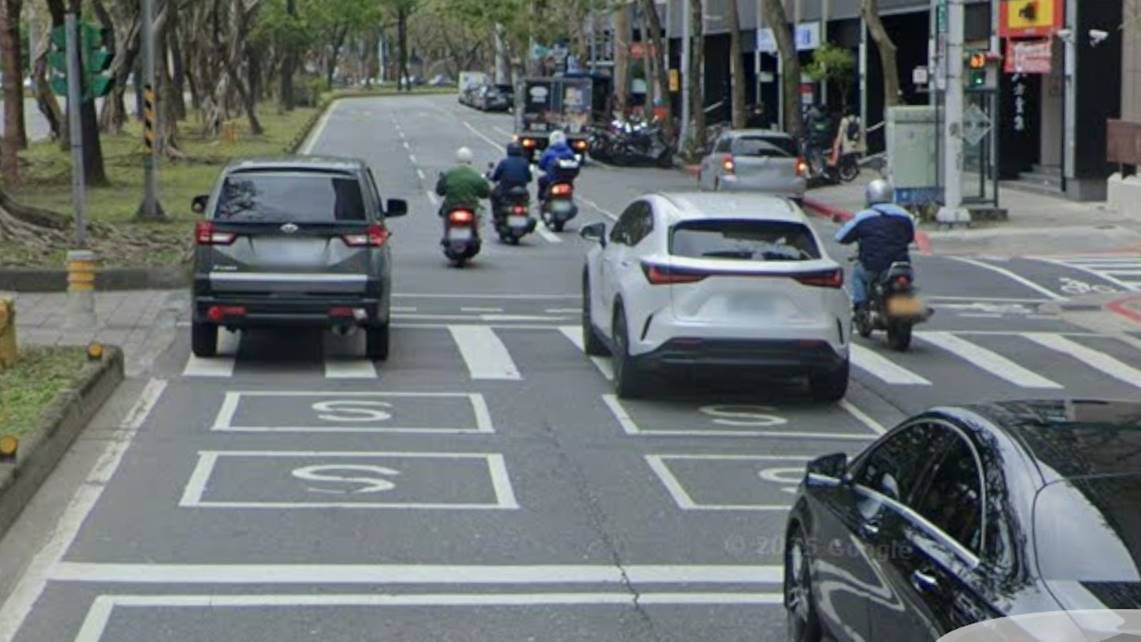 馬路上驚見「神秘S方格」！網友一看滿頭問號，內行曝真相：小心荷包失血