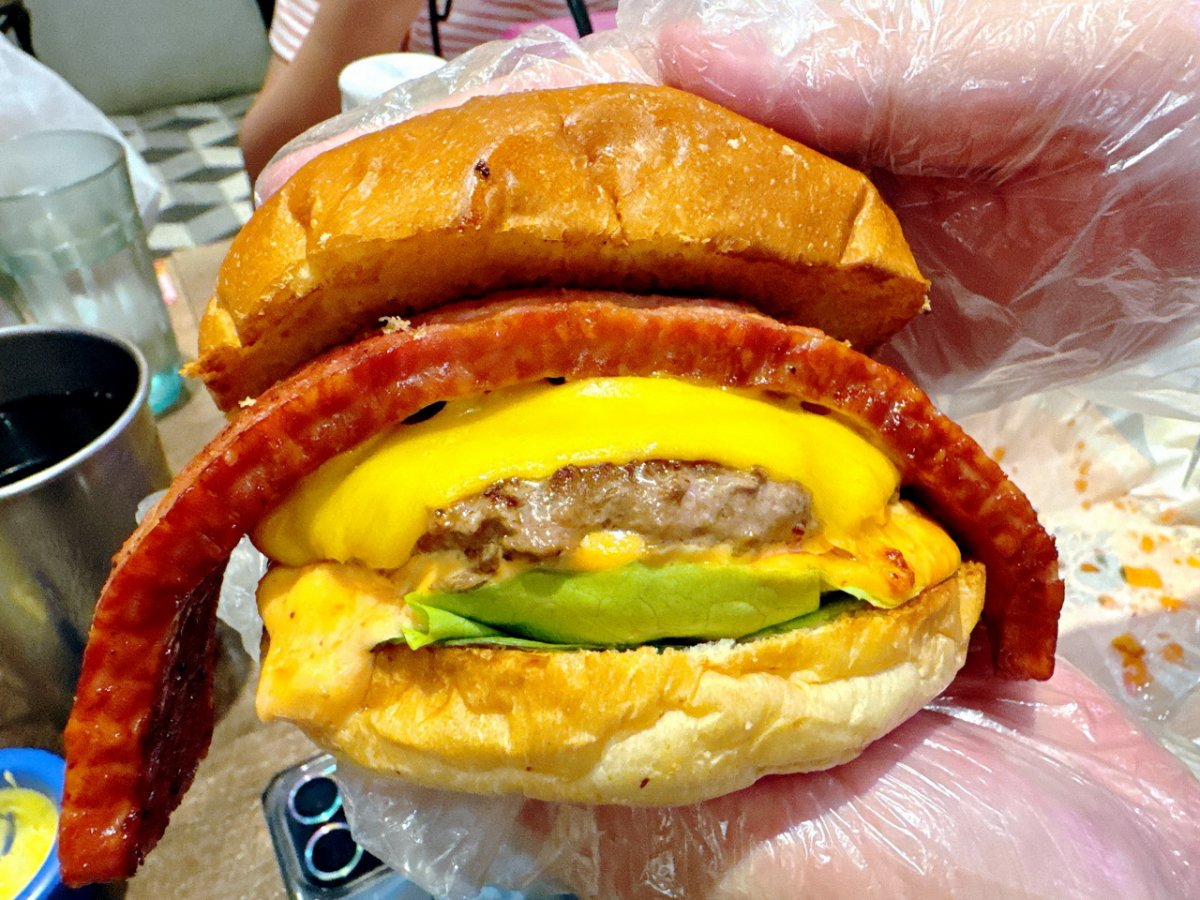 近3000則好評！板橋「巨無霸漢堡」雙手握不住，一次嘗３種肉排尬起司