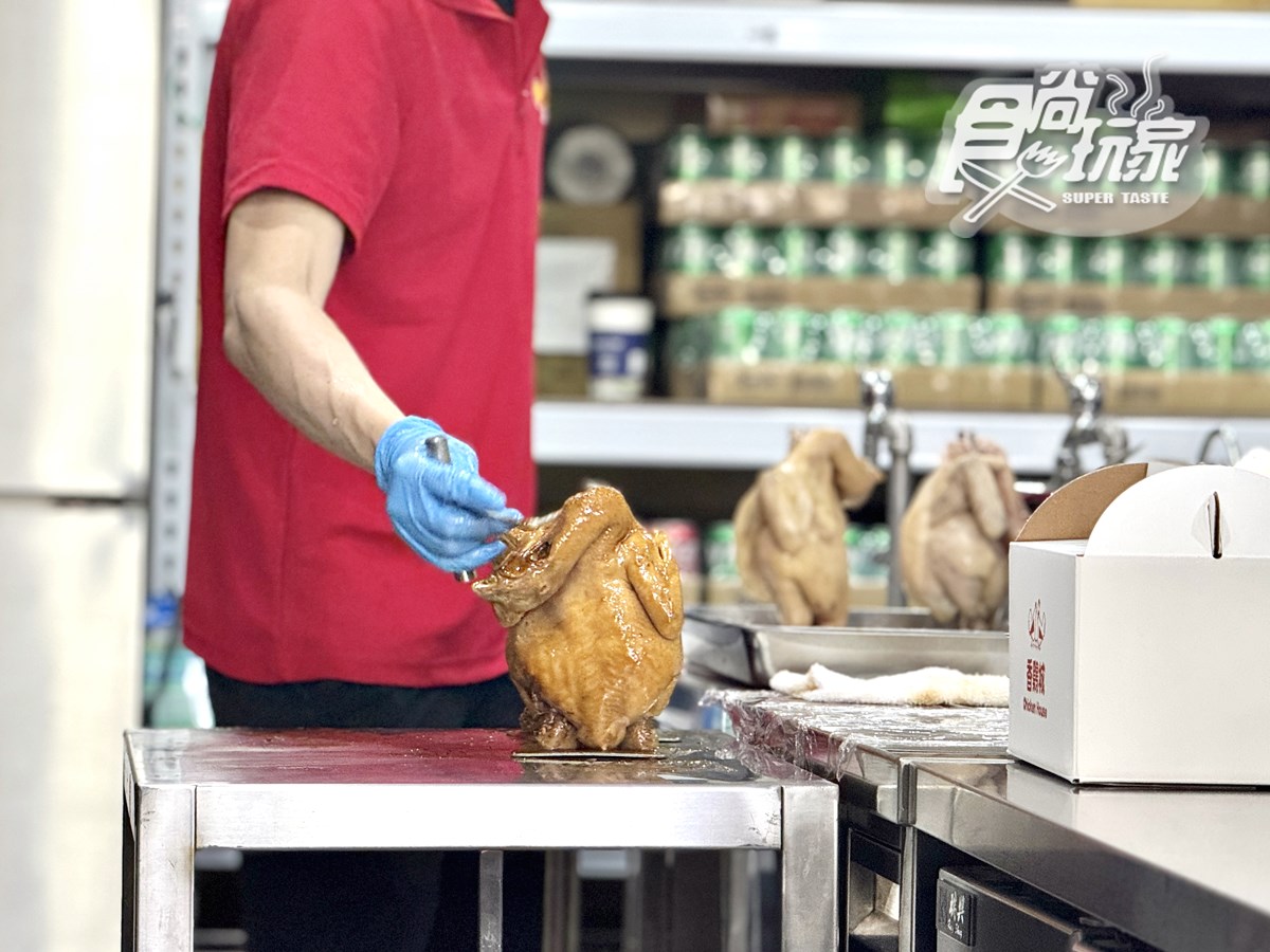 手扒雞始祖「香雞城」開幕直擊！限量150份烤雞＋菜單搶看，首日爆排４小時