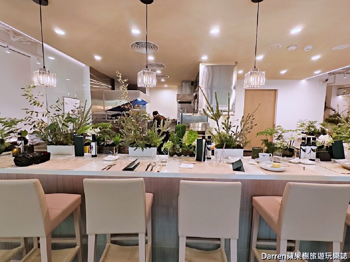 秒飛歐洲!永康商圈超美餐廳新開幕,網美吧台享地中海料理,還有現場演奏 秒飛歐洲!永康商圈超美餐廳新開幕,網美吧台享地中海料理,還有現場演奏