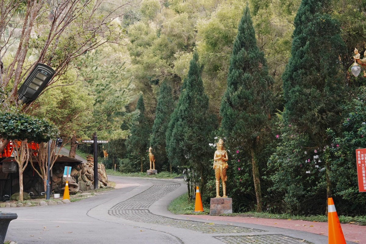 免費拍爆偽出國美照！中部唯一泰國景觀主題園區，必拍泰味嘟嘟車、四面佛