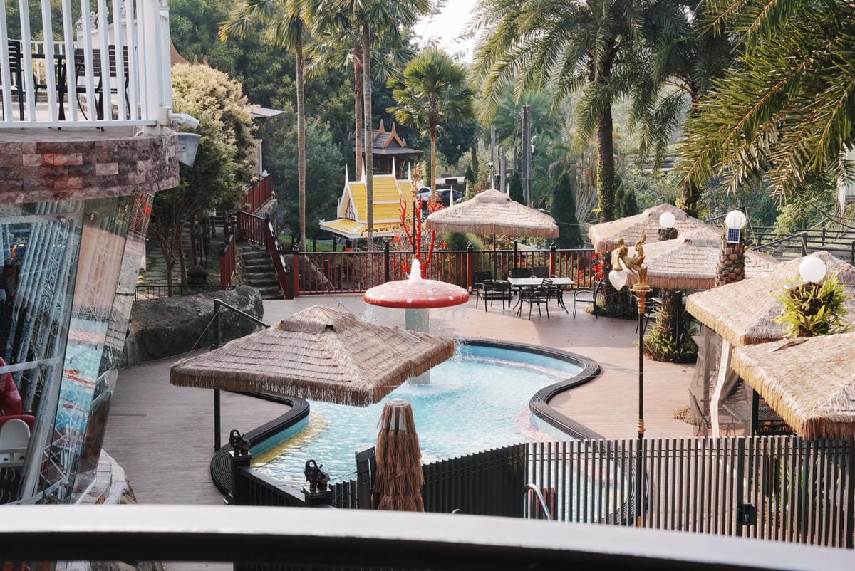 免費拍爆偽出國美照！中部唯一泰國景觀主題園區，必拍泰味嘟嘟車、四面佛