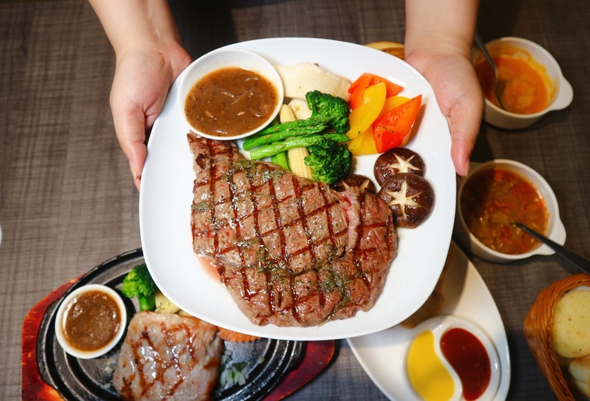 新莊美食21家攻略！必吃蟹殼黃蔥酥餅，朝聖詹記總店、4.8星牛排、最強燒臘