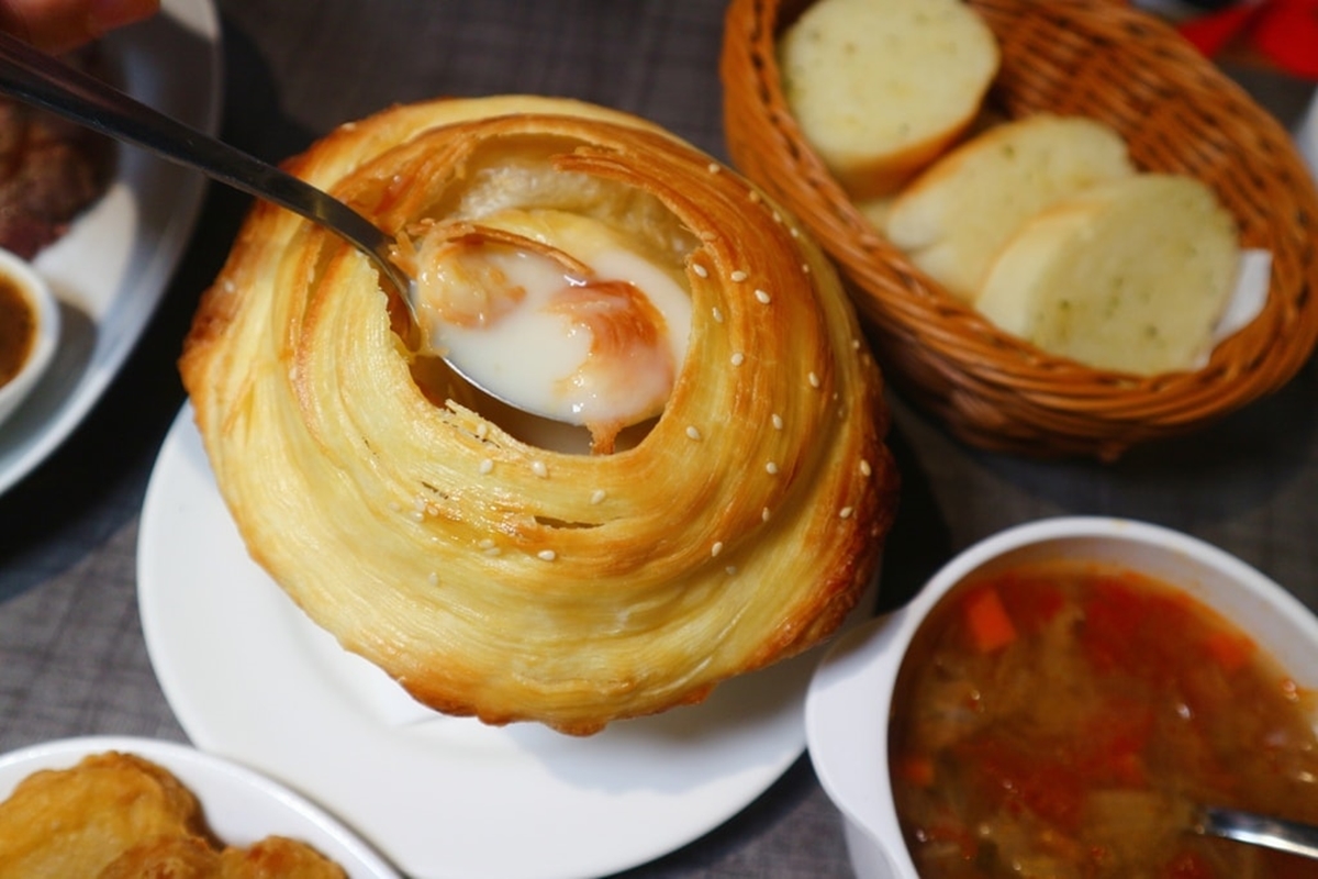 新莊美食21家攻略！必吃蟹殼黃蔥酥餅，朝聖詹記總店、4.8星牛排、最強燒臘