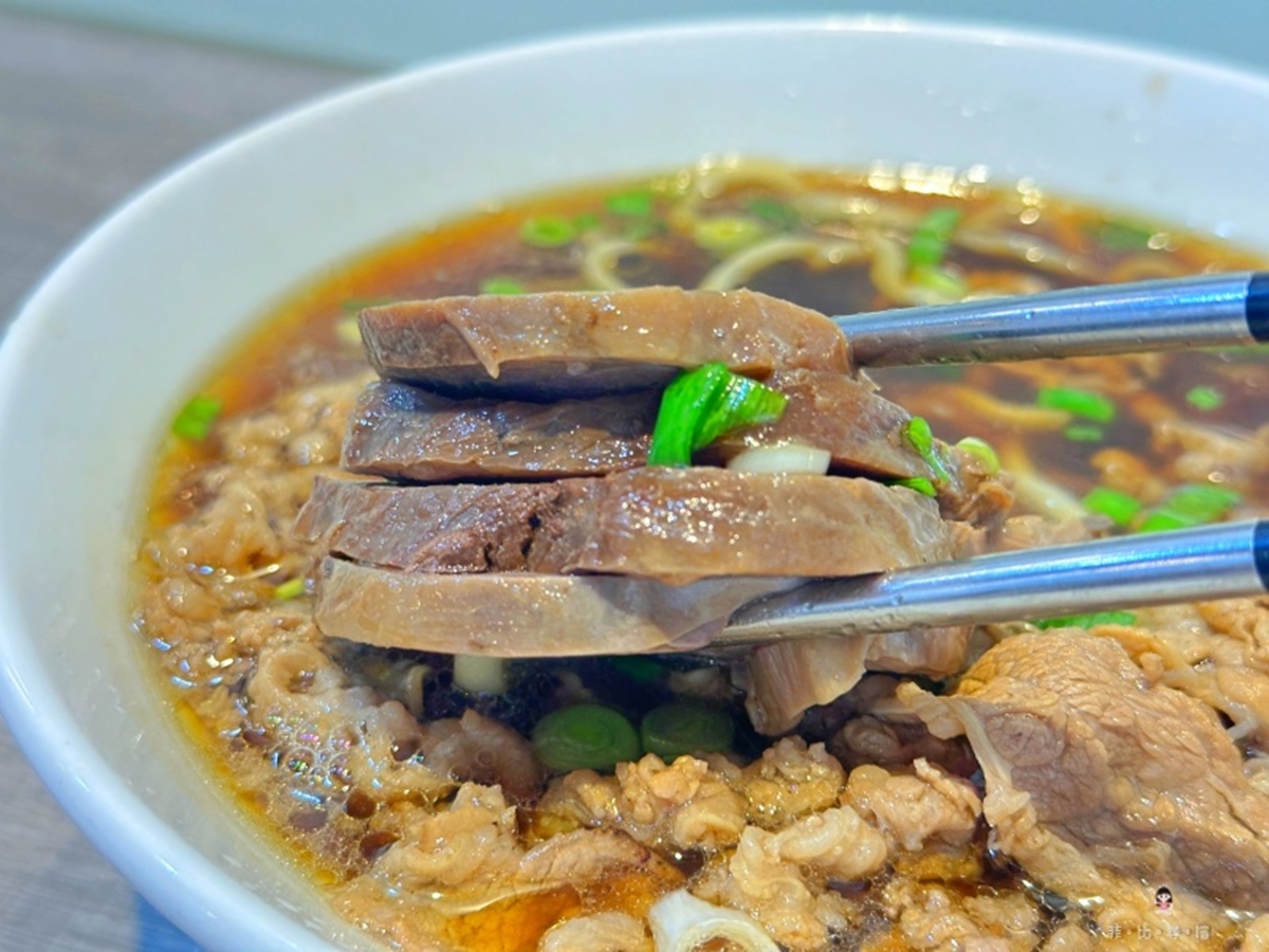 新莊美食21家攻略！必吃蟹殼黃蔥酥餅，朝聖詹記總店、4.8星牛排、最強燒臘