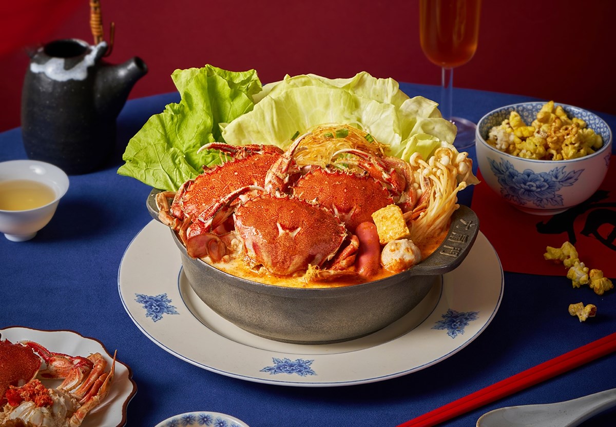 六扇門超狂「三蟹叻沙粉絲煲」！190元爽嗑３大隻蟹，蟹膏雜炊、甜點吃到飽