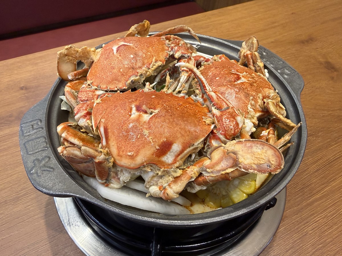 六扇門超狂「三蟹叻沙粉絲煲」！190元爽嗑３大隻蟹，蟹膏雜炊、甜點吃到飽