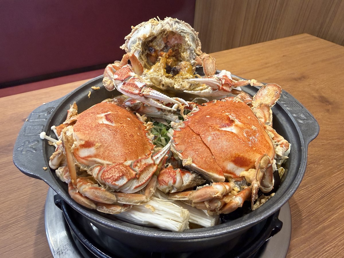 六扇門超狂「三蟹叻沙粉絲煲」！190元爽嗑３大隻蟹，蟹膏雜炊、甜點吃到飽