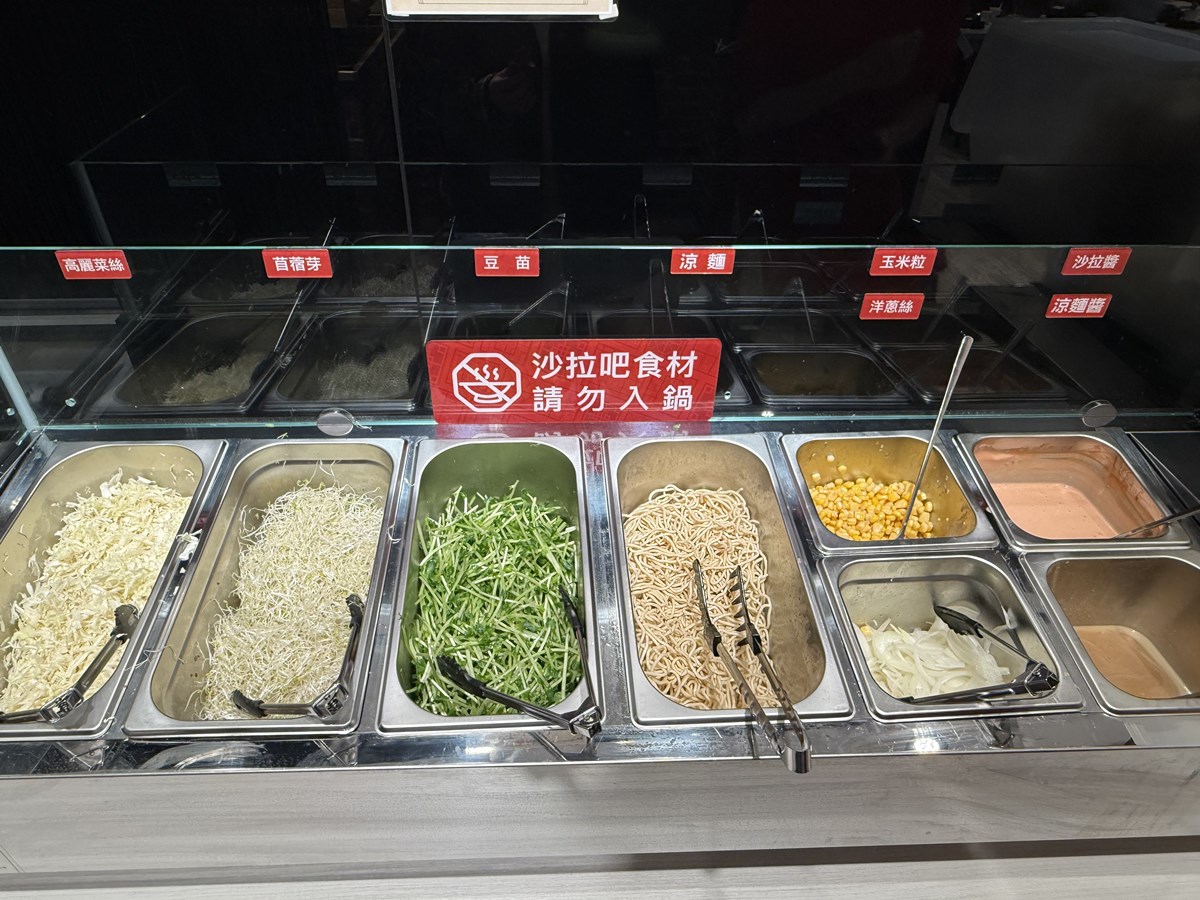 六扇門超狂「三蟹叻沙粉絲煲」！190元爽嗑３大隻蟹，蟹膏雜炊、甜點吃到飽