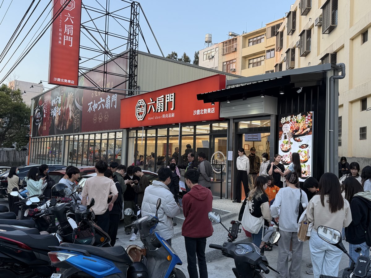 六扇門超狂「三蟹叻沙粉絲煲」！190元爽嗑３大隻蟹，蟹膏雜炊、甜點吃到飽