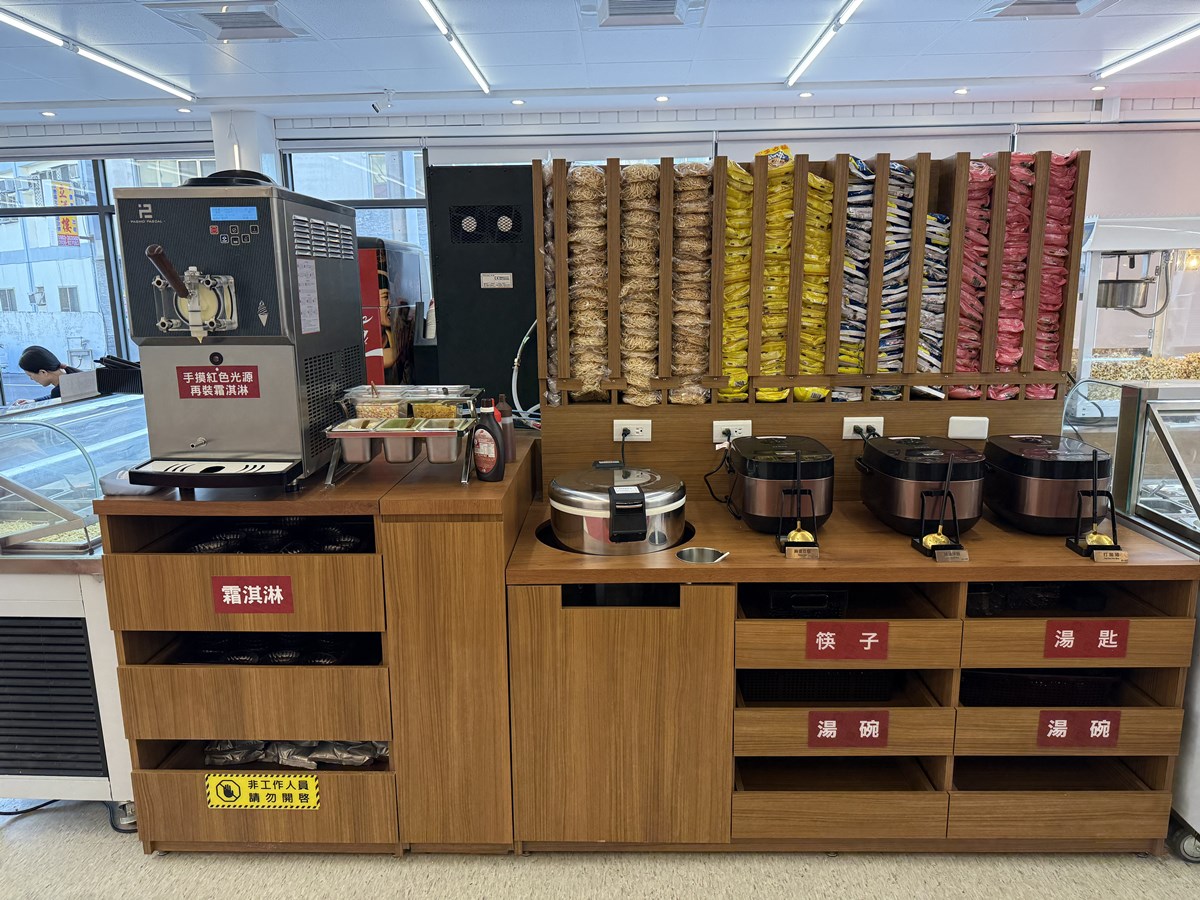 六扇門超狂「三蟹叻沙粉絲煲」！190元爽嗑３大隻蟹，蟹膏雜炊、甜點吃到飽