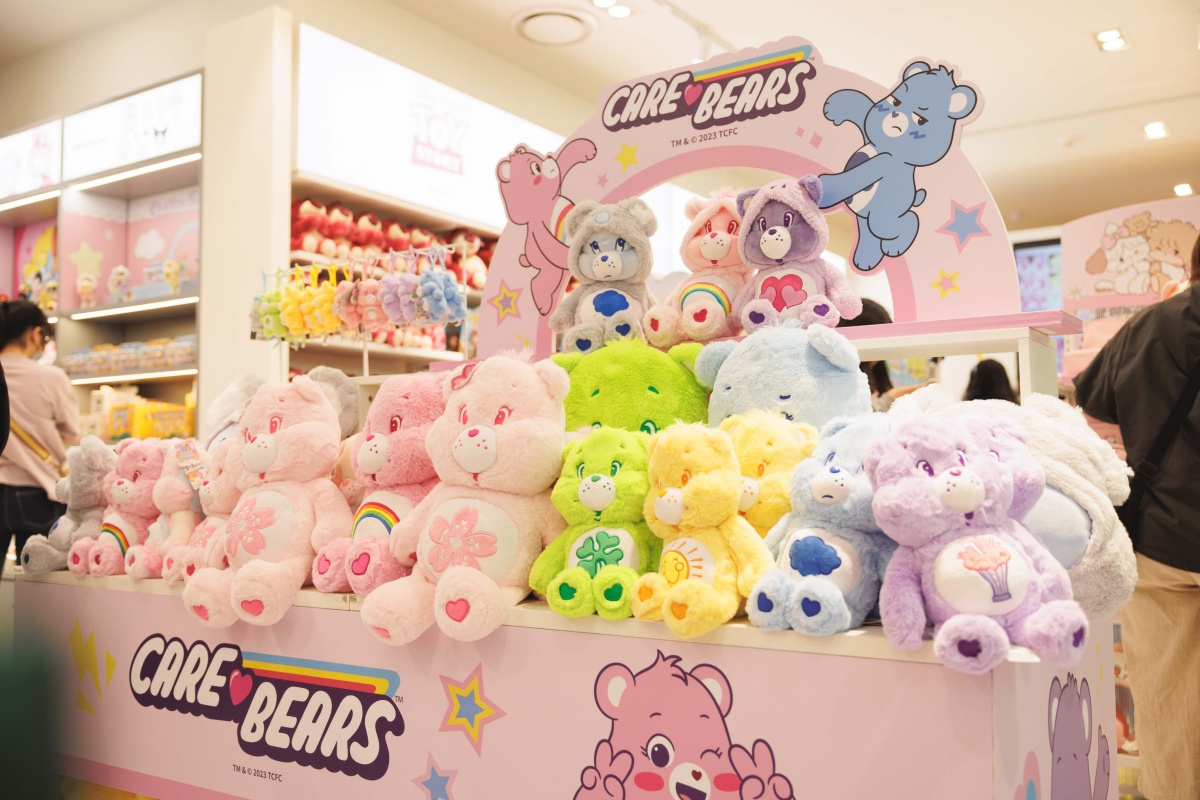 送《玩具總動員》盲盒！全台首間MINISO開幕，史努比、蠟筆小新周邊免費逛