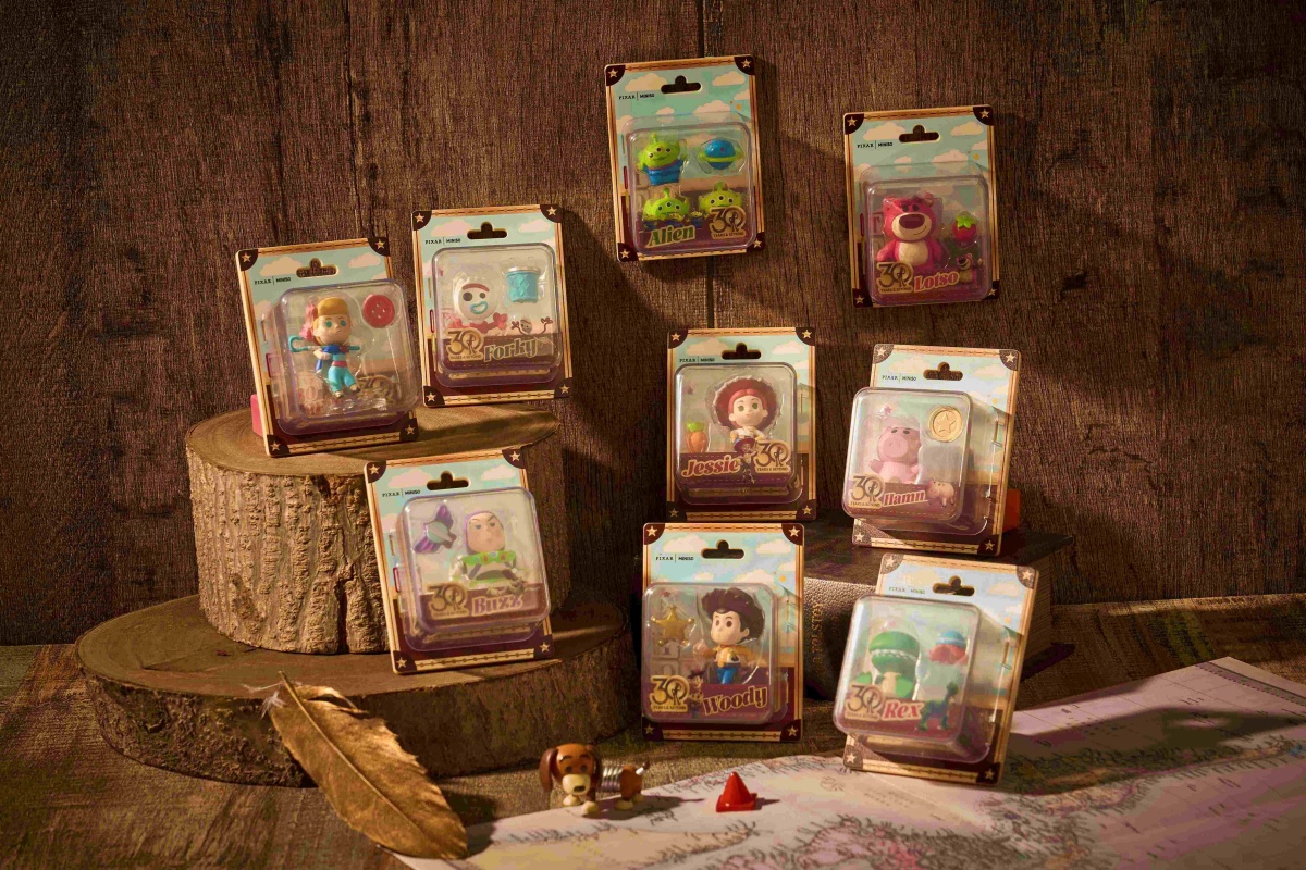送《玩具總動員》盲盒！全台首間MINISO開幕，史努比、蠟筆小新周邊免費逛