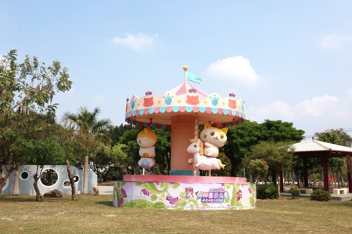 彰化最美「蜀葵花迷宮」免費開放！必拍黃阿瑪主題旋轉木馬、送恐龍樂園門票