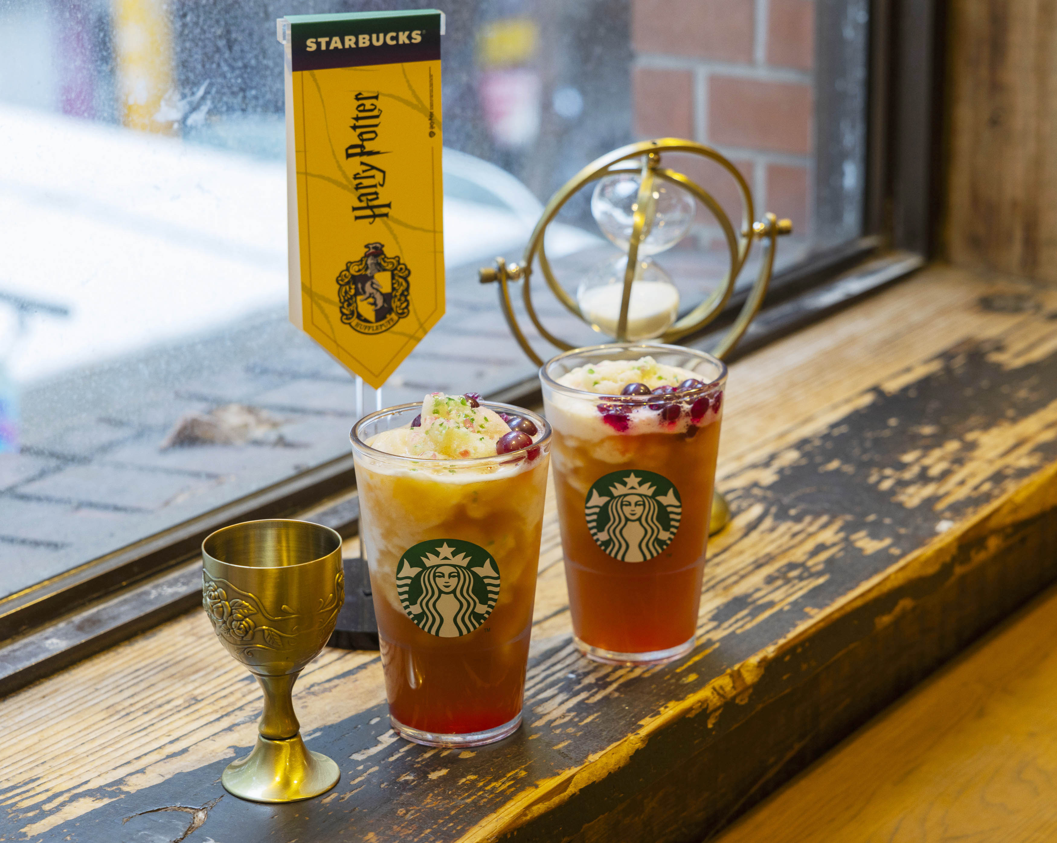 星巴克這５天買一送一！28週年優惠連發，哈利波特聯名開賣、免費穿巫師袍