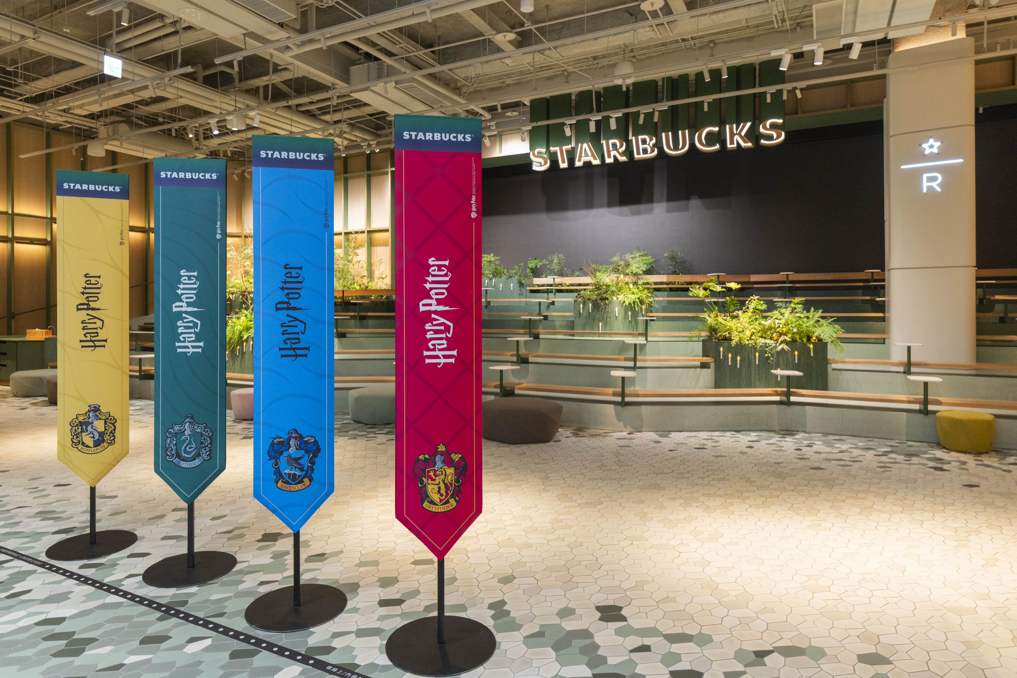 星巴克這５天買一送一！28週年優惠連發，哈利波特聯名開賣、免費穿巫師袍