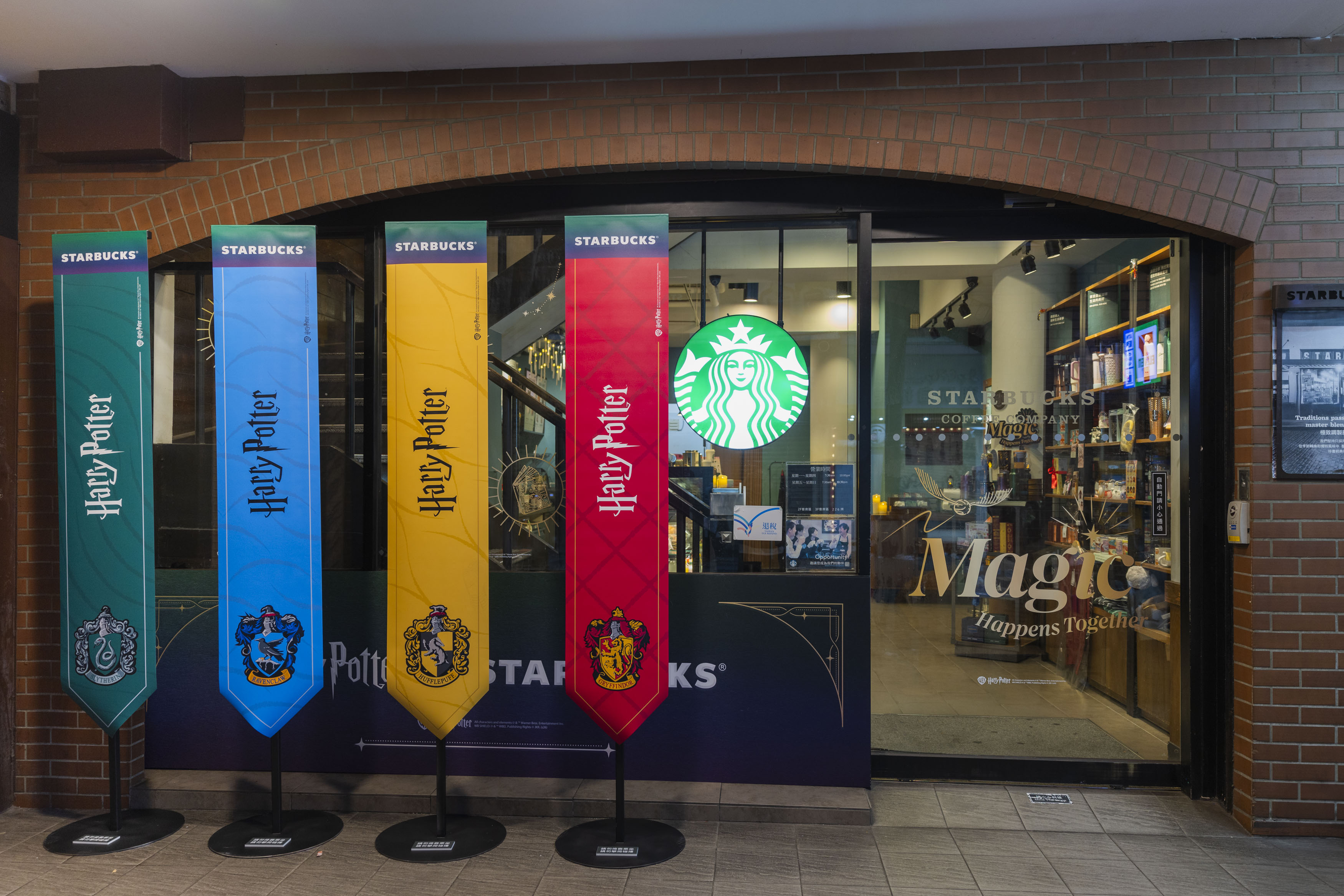 星巴克這５天買一送一！28週年優惠連發，哈利波特聯名開賣、免費穿巫師袍