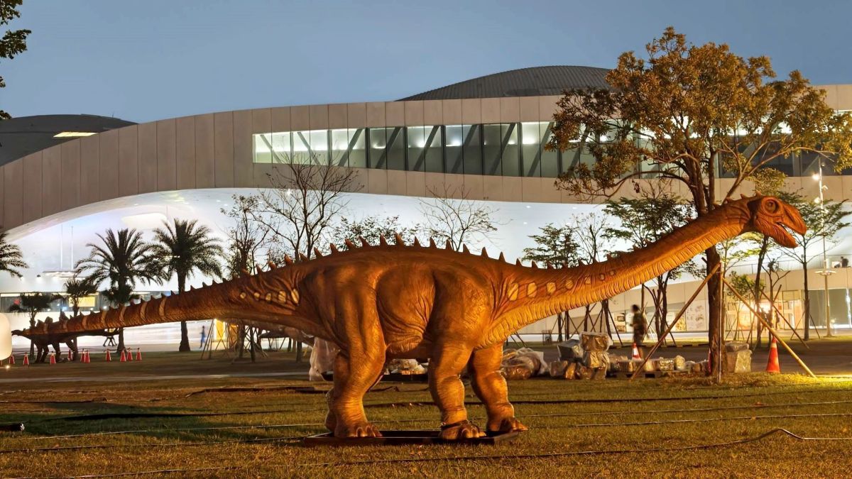 「日本擬真恐龍劇團」首度來台！親子連假衝高雄免費看，還有恐龍市集可逛