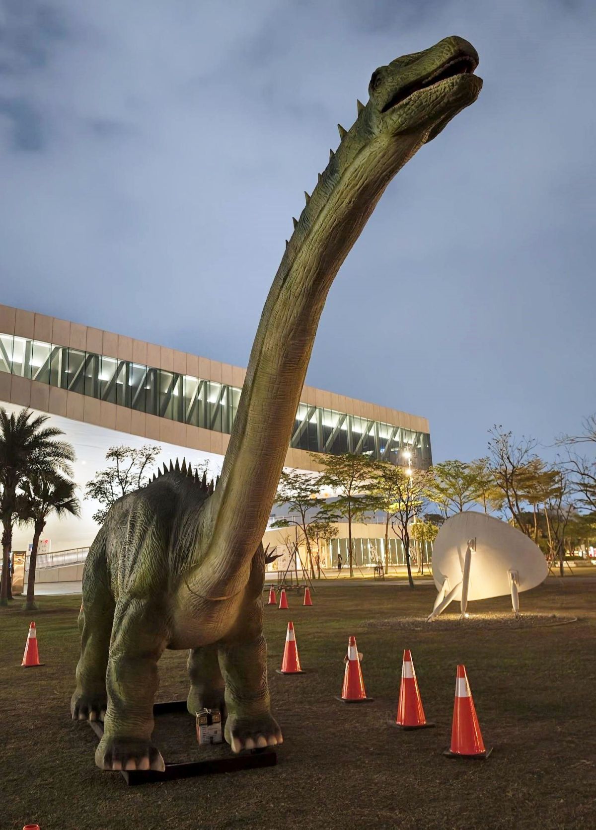 「日本擬真恐龍劇團」首度來台！親子連假衝高雄免費看，還有恐龍市集可逛