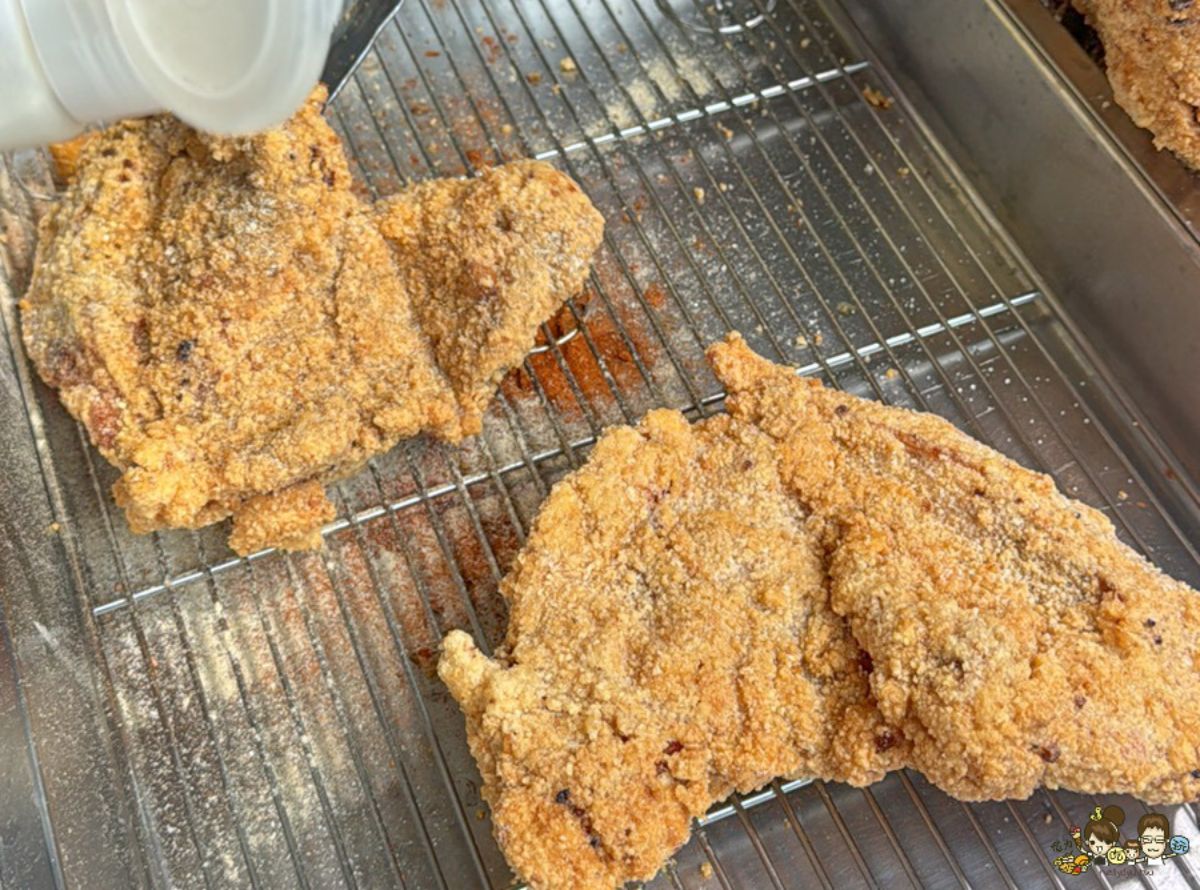比臉大雞排只要65元！肉排厚實、外酥內嫩，學區限定佛心美食就在火車站對面