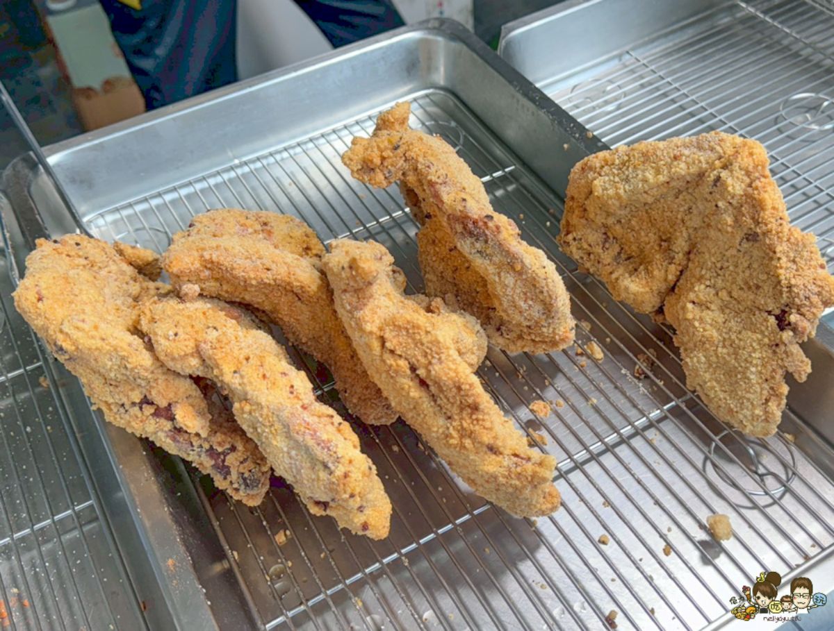 比臉大雞排只要65元！肉排厚實、外酥內嫩，學區限定佛心美食就在火車站對面