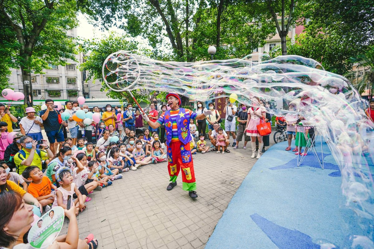 ６公尺「巨型皮卡丘」現身台北！野餐派對連續２天逛市集、美拍彩色花海