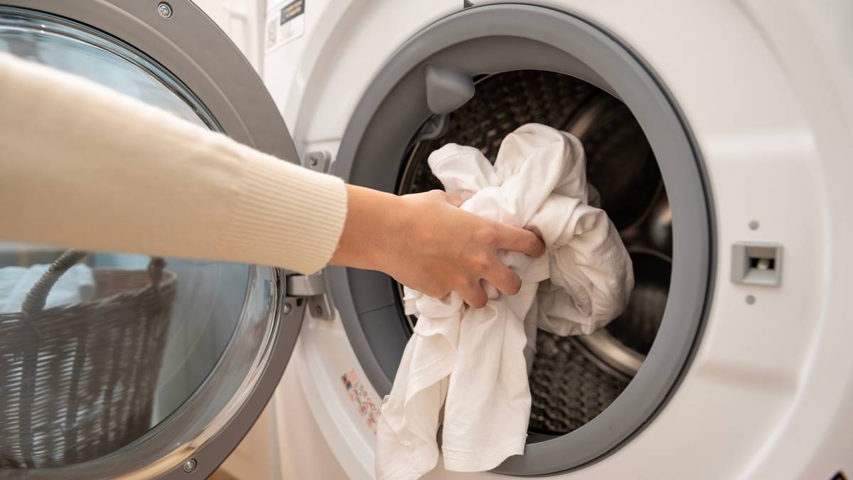 衣服領口變黃怎麼洗？達人靠２物潔白如新，網友見對比照驚呆：不用丟襯衫了