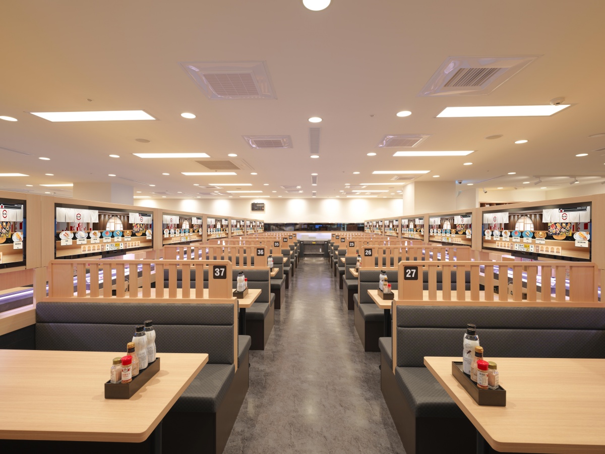 全台只有２間！壽司郎「數位迴轉壽司」新開幕，免5%服務費、150公分巨型螢幕