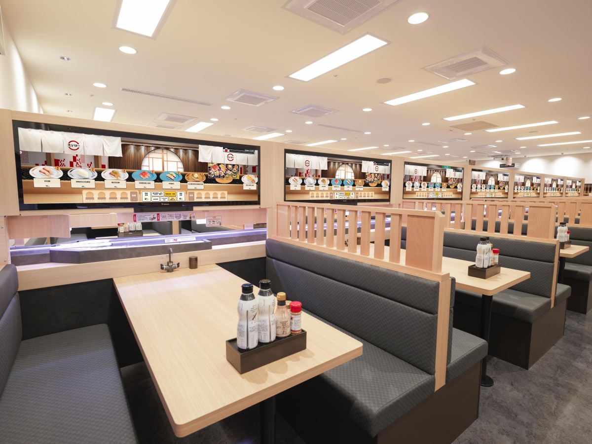 全台只有２間！壽司郎「數位迴轉壽司」新開幕，免5%服務費、150公分巨型螢幕