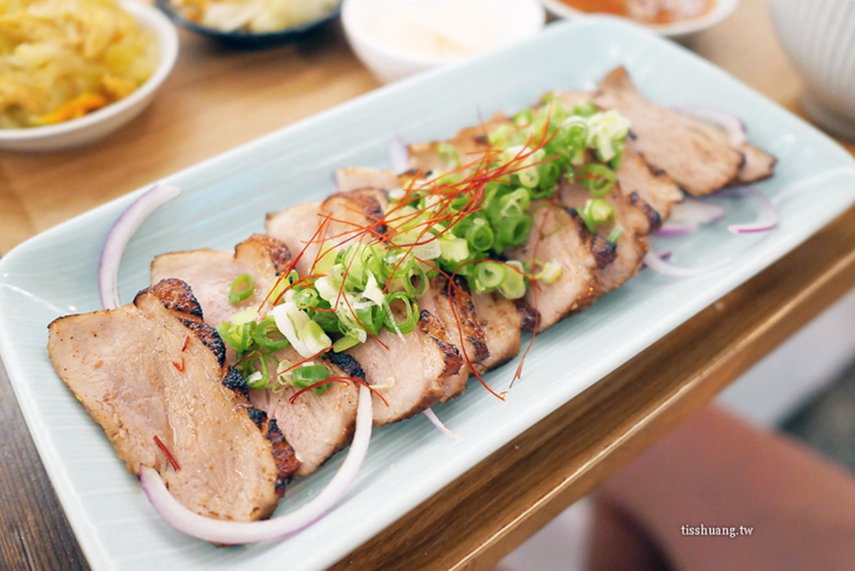 逛完三創只會吃美食街？在地人私藏13間：排隊喇舌麵、肉控丼飯、約會餐酒館