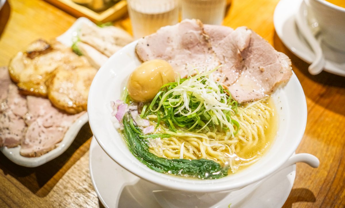 別只逛南西商圈！赤峰街打鐵巷弄12家美食推薦：老宅咖啡、浮誇麵線、冠軍肉桂捲