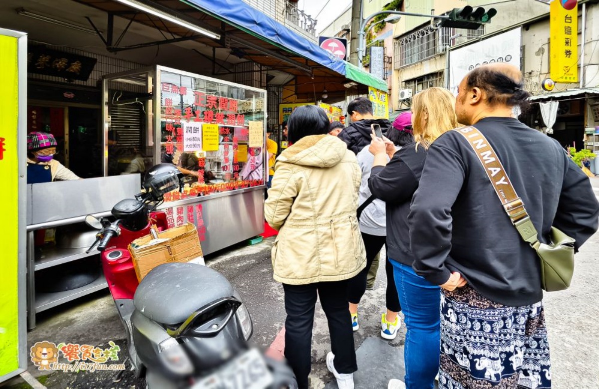 脆上爆紅的超人氣小吃！正宗手工現作潤餅，現點現做巨無霸潤餅