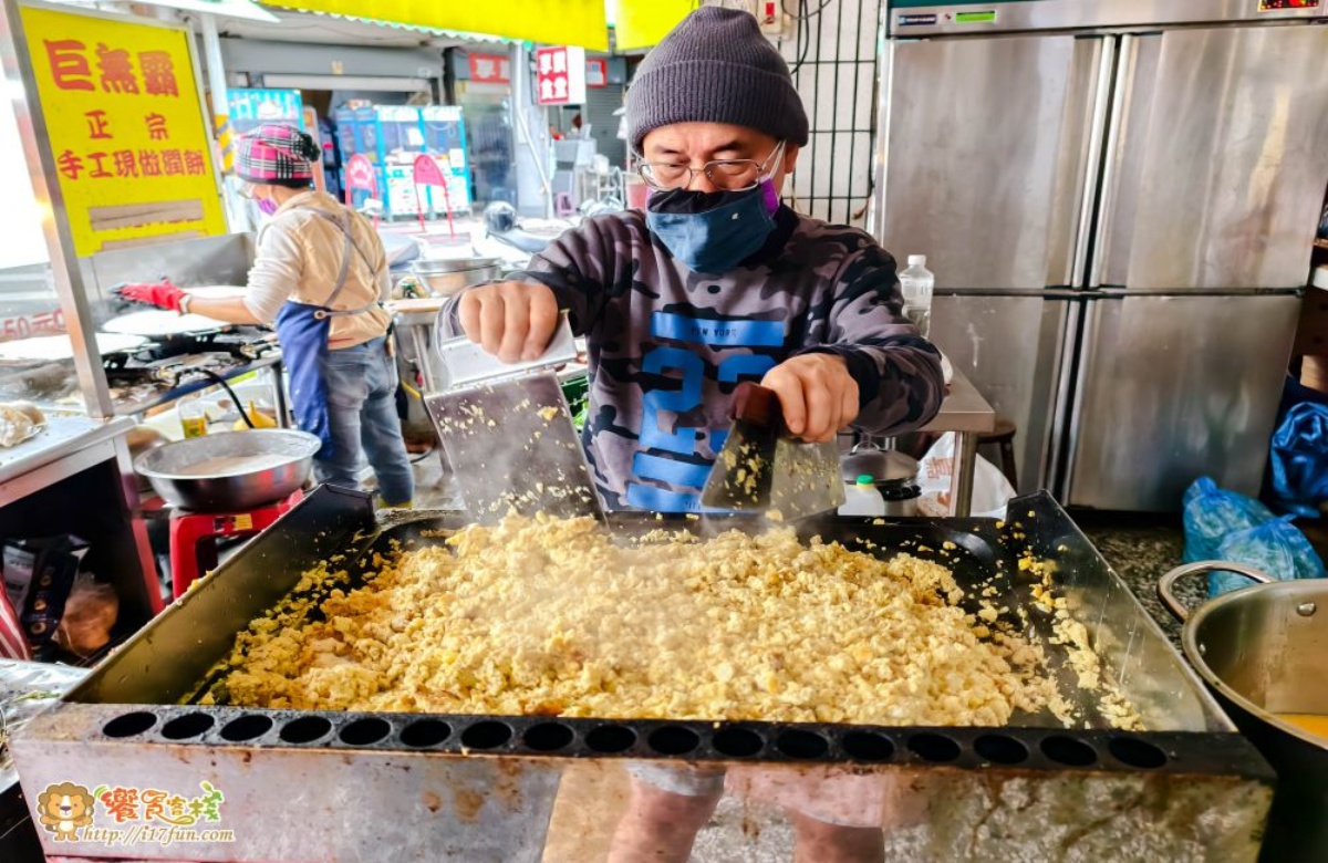 脆上爆紅的超人氣小吃！正宗手工現作潤餅，現點現做巨無霸潤餅