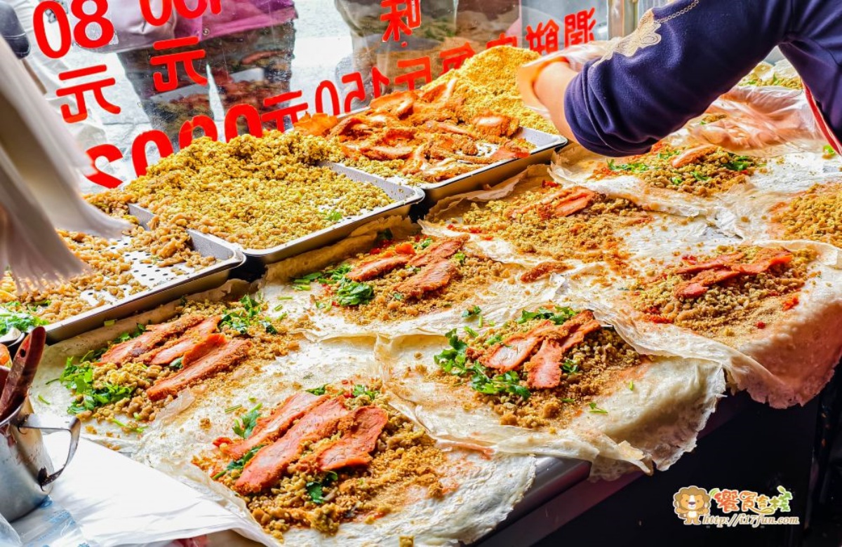 脆上爆紅的超人氣小吃！正宗手工現作潤餅，現點現做巨無霸潤餅