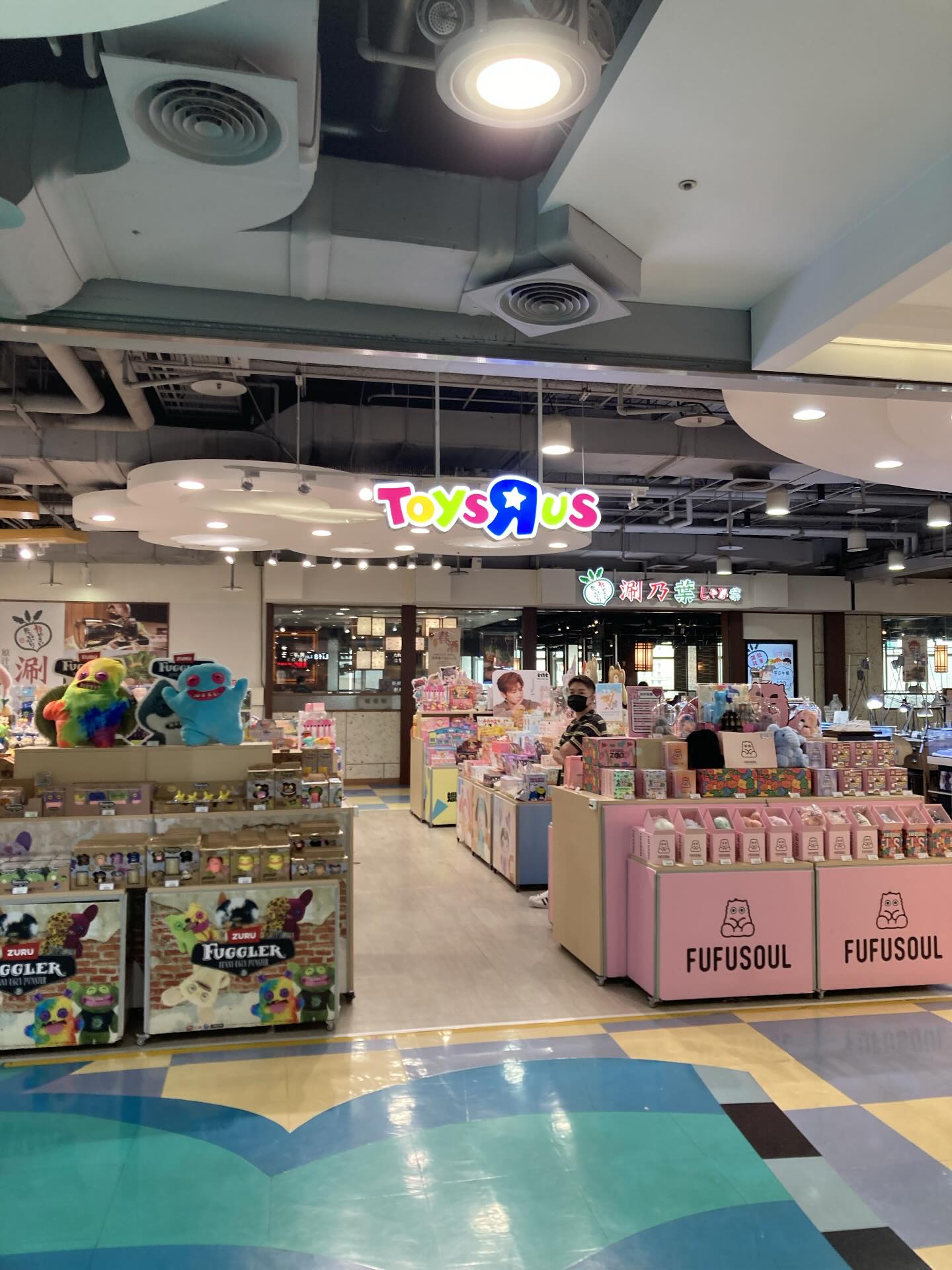 ７、８年級生回憶沒了！「童年天堂」變盲盒主場、門市減半，網嘆：回不去了