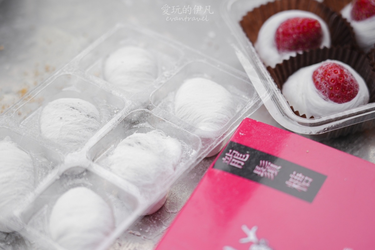 錯過等明年！旗山老街超夯「草莓龍鬚糖」最後倒數，黑皮花生捲冰淇淋也吸睛