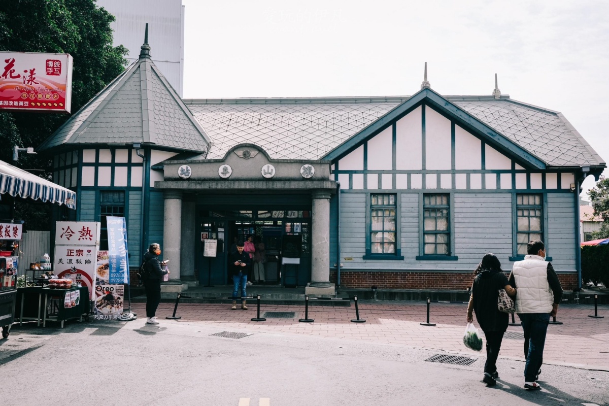 錯過等明年！旗山老街超夯「草莓龍鬚糖」最後倒數，黑皮花生捲冰淇淋也吸睛