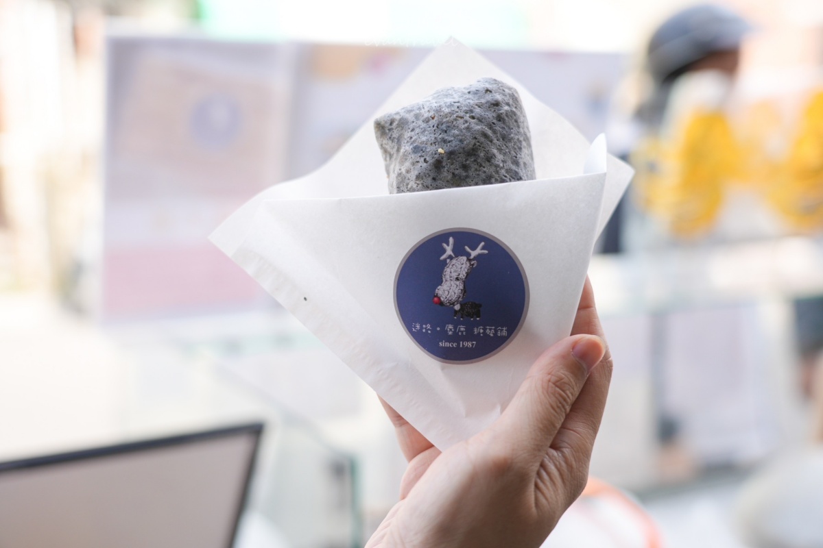 錯過等明年！旗山老街超夯「草莓龍鬚糖」最後倒數，黑皮花生捲冰淇淋也吸睛