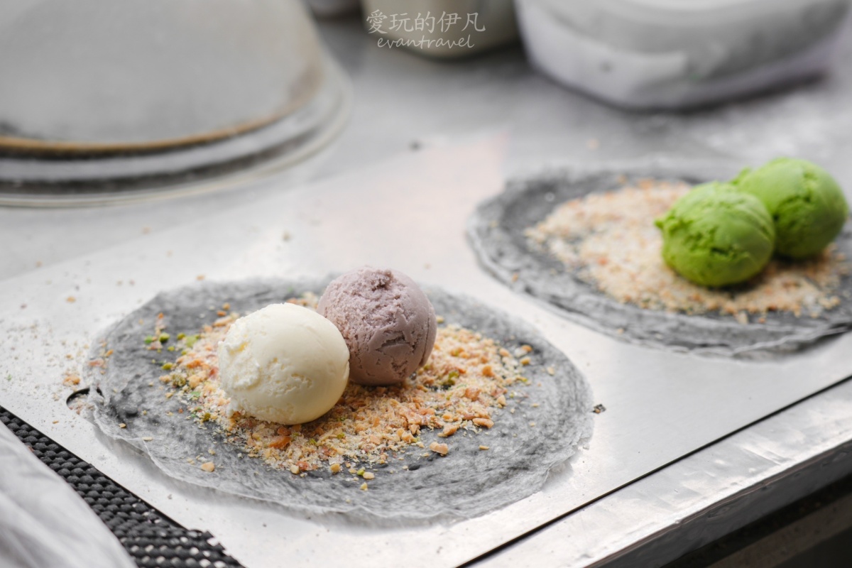 錯過等明年！旗山老街超夯「草莓龍鬚糖」最後倒數，黑皮花生捲冰淇淋也吸睛